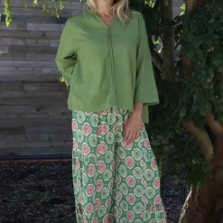 Grace Linen Top Olive 7 Grace Linen Top Olive -Kitandkaboodal Store IMG 0542 352395a0 dbc9 42d0 9fe5 50231d56de4f