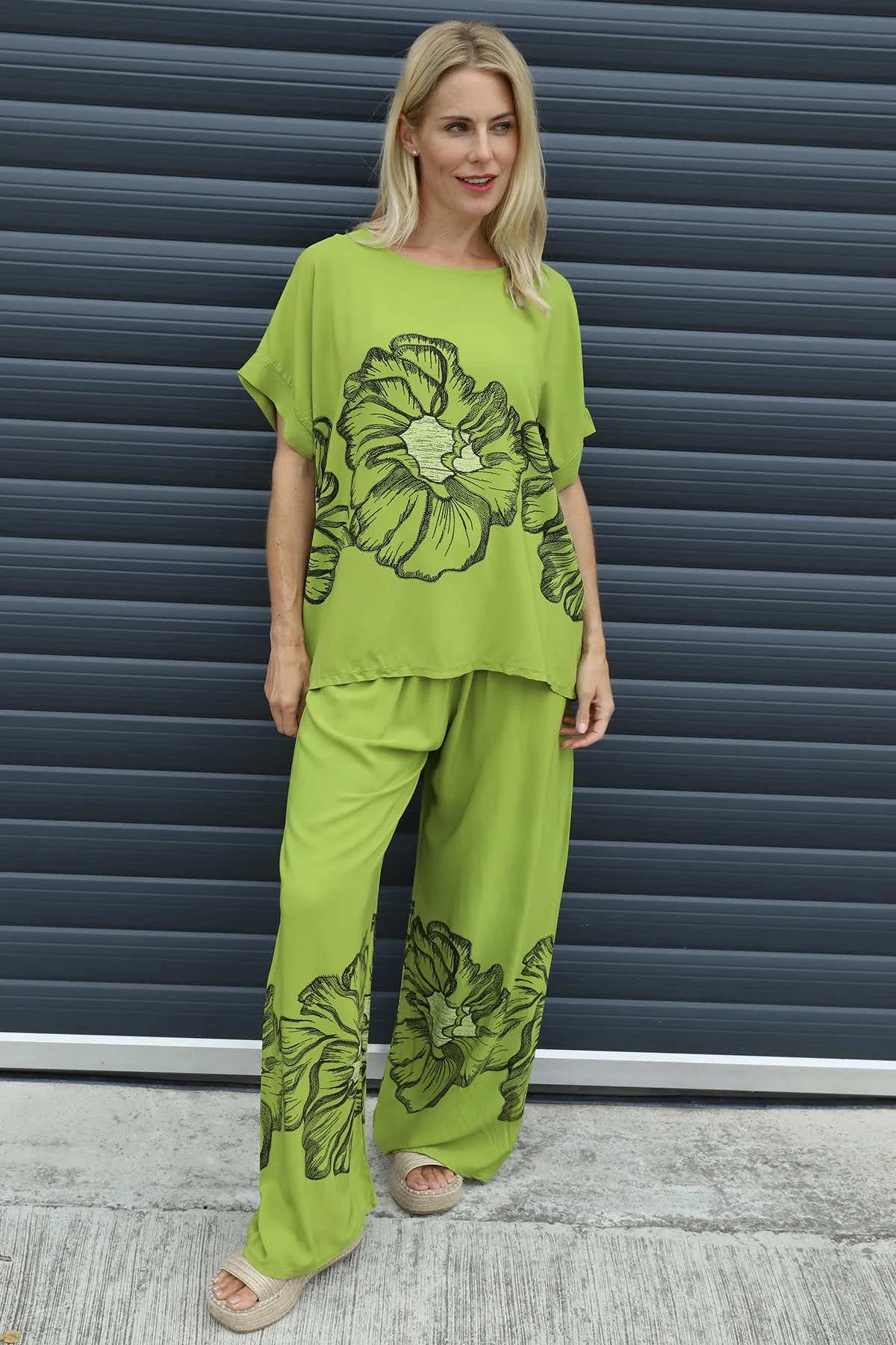 Agnetha Flower Top Olive 3 Agnetha Flower Top Olive